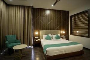 In-room safe, soundproofing, iron/ironing board, free WiFi