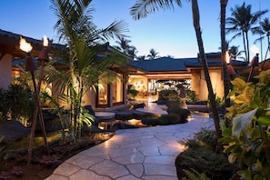 Property grounds - Enjoy Pauoa Beach Club’s spa, gym, pool, and oceanfront privacy. (Kampala)