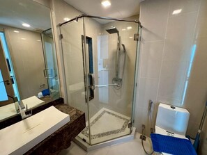 Studio, balkon, uitzicht op zee | Badkamer