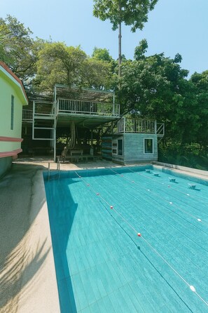 Una piscina al aire libre