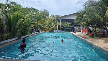 Una piscina al aire libre