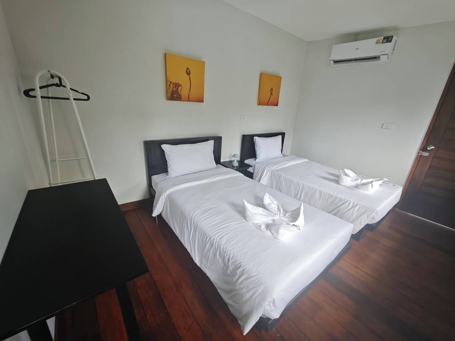 Twin Room, Non Smoking, Shared Bathroom | Desk, free WiFi, bed sheets