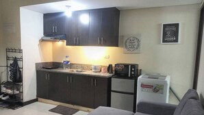 Condo, 1 Bedroom, Accessible, City View | Interior