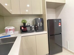 Réfrigérateur, micro-ondes, plaque de cuisson, chaise haute