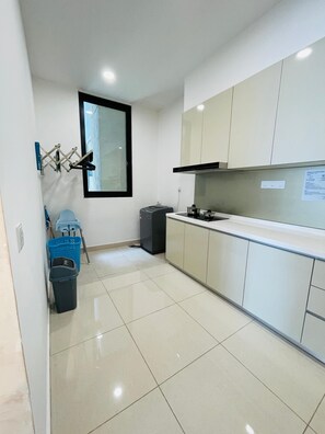 Réfrigérateur, four à micro-ondes, surface de cuisson, chaise haute