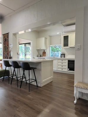 Microondas, horno, placa de cocina, lavavajillas