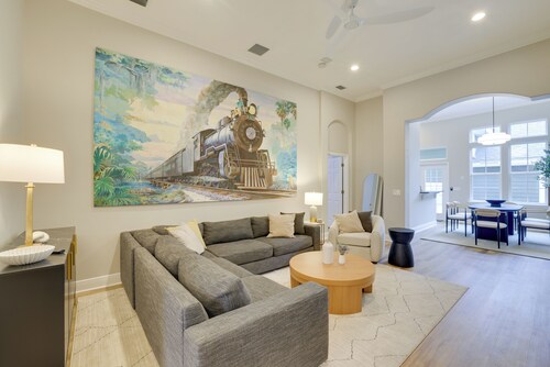 Townhome w/ Patio < 5 Mi to UF Campus!