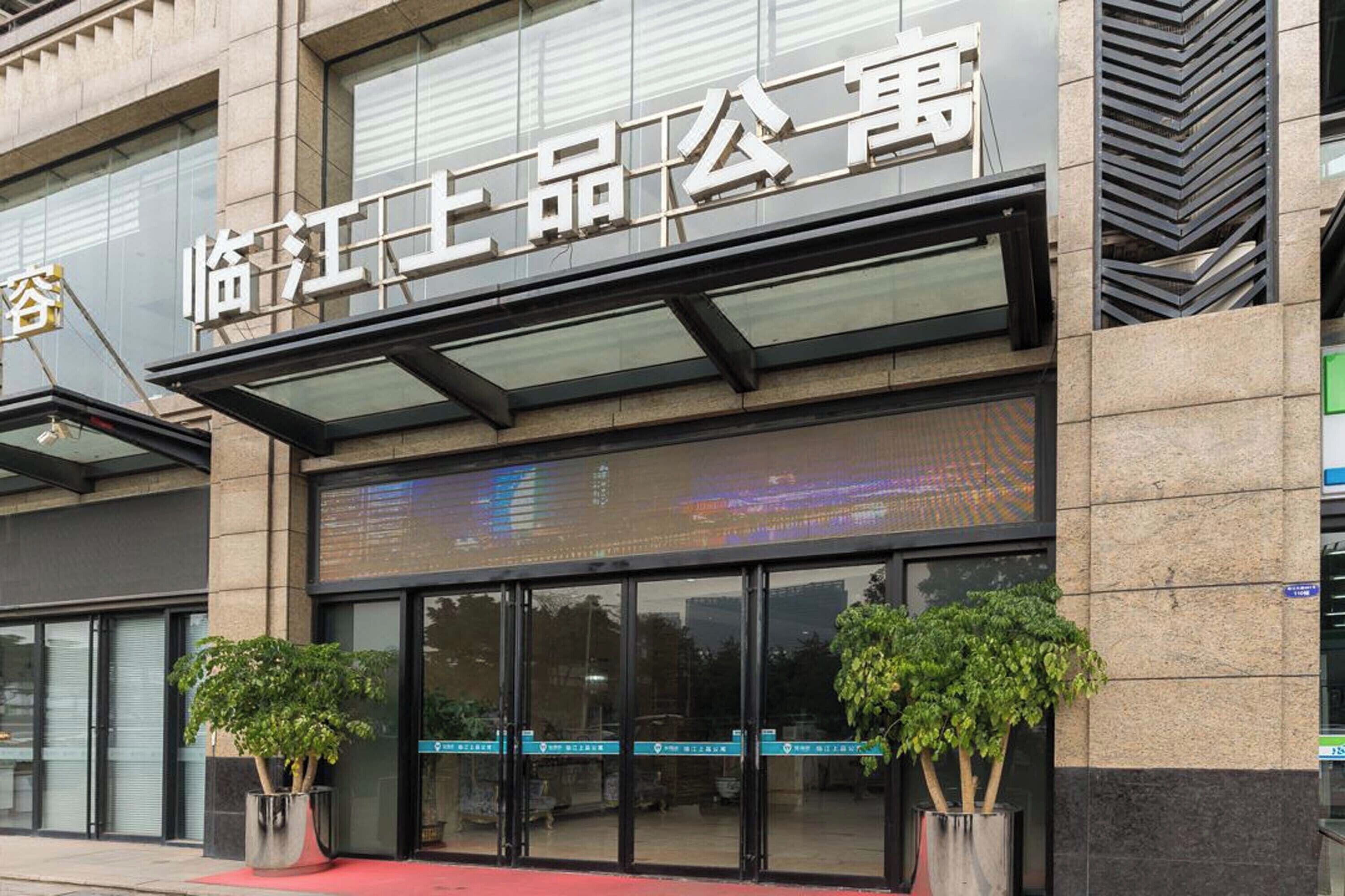 Luxury Double Room | Desk, blackout drapes, soundproofing, iron/ironing board