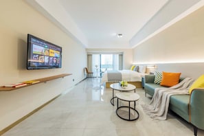 Luxury Double Room | Desk, blackout drapes, soundproofing, iron/ironing board - Linjiang Shangpin Apartment (Guangzhou)
