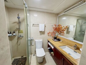 Shower, rainfall showerhead, hair dryer, slippers - Linjiang Shangpin Apartment (Guangzhou)
