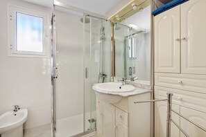 Apartment | Bathroom | Hair dryer