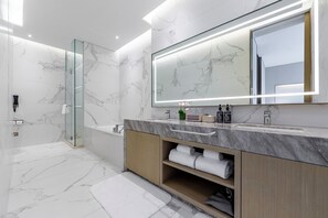 Suite Royal | Baño | Secadora de cabello, batas, pantuflas, toallas