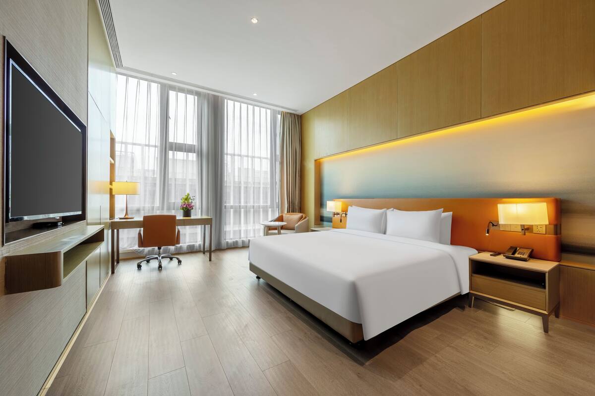 Executive Double Room | Down comforters, free minibar, in-room safe, blackout drapes