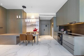 Suite sénior | Minibar con artículos gratuitos y cortinas opacas