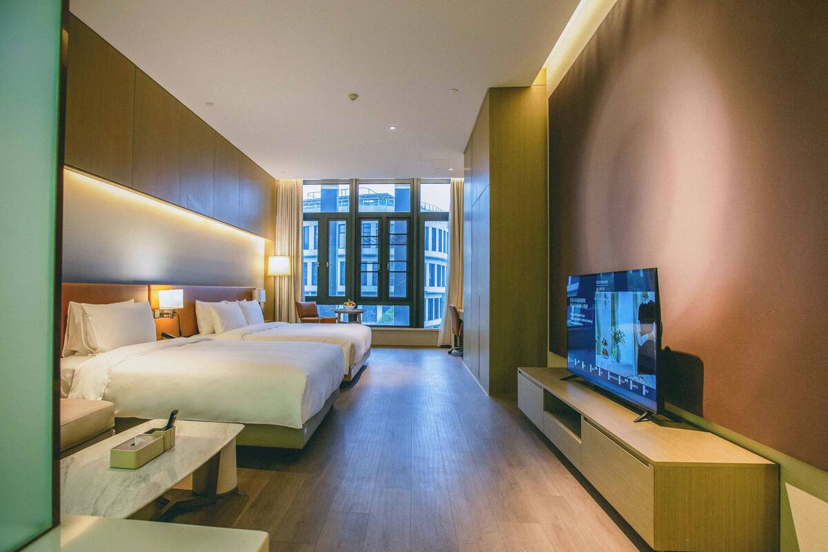 Executive Double or Twin Room | Down comforters, free minibar, in-room safe, blackout drapes