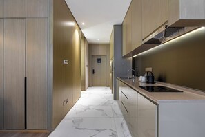Deluxe Double Room | Private kitchen | Mini-fridge, microwave, cleaning supplies - Steigenberger Hongqiao Shanghai (Shanghai)