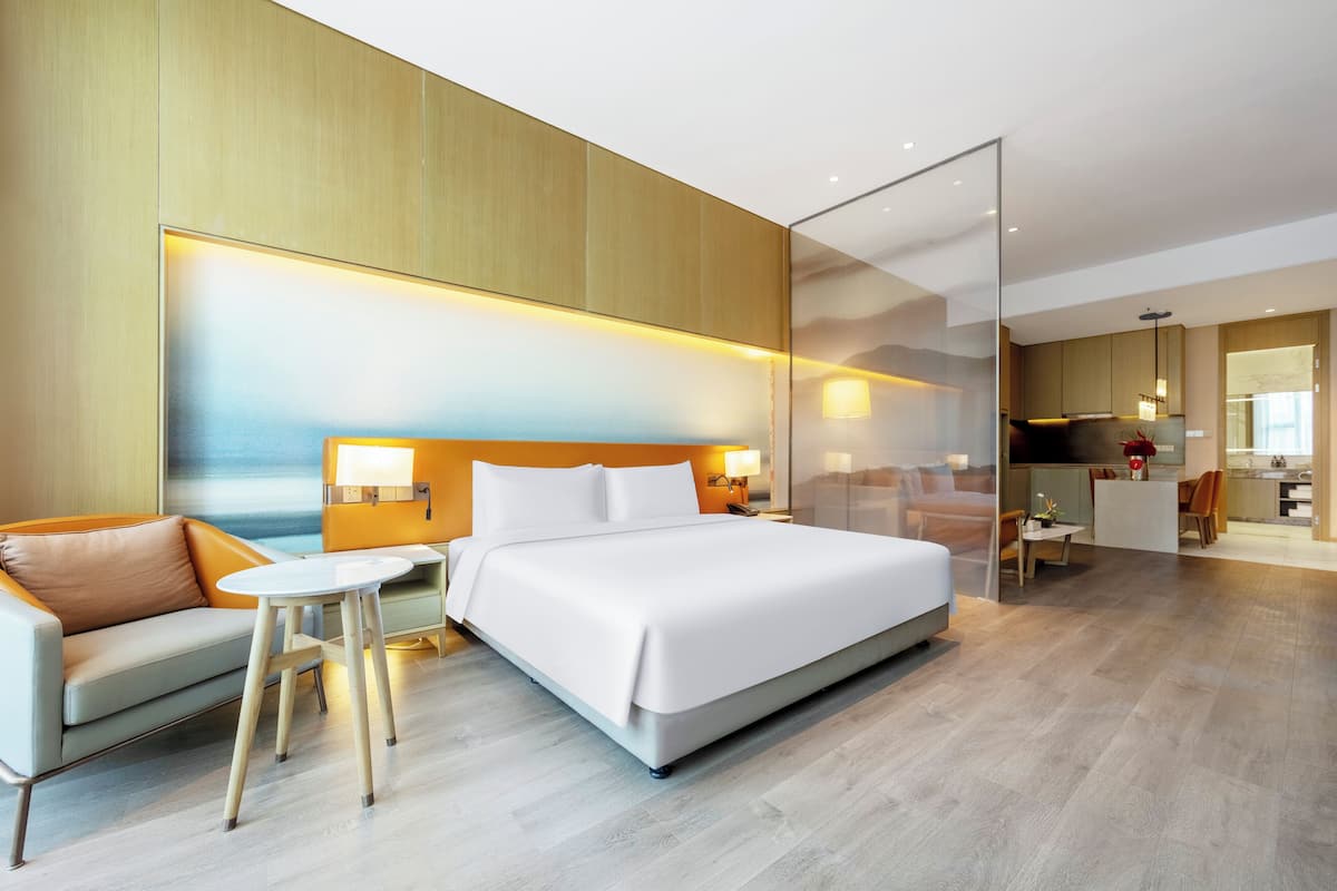 Deluxe Suite | Blackout drapes, iron/ironing board, bed sheets