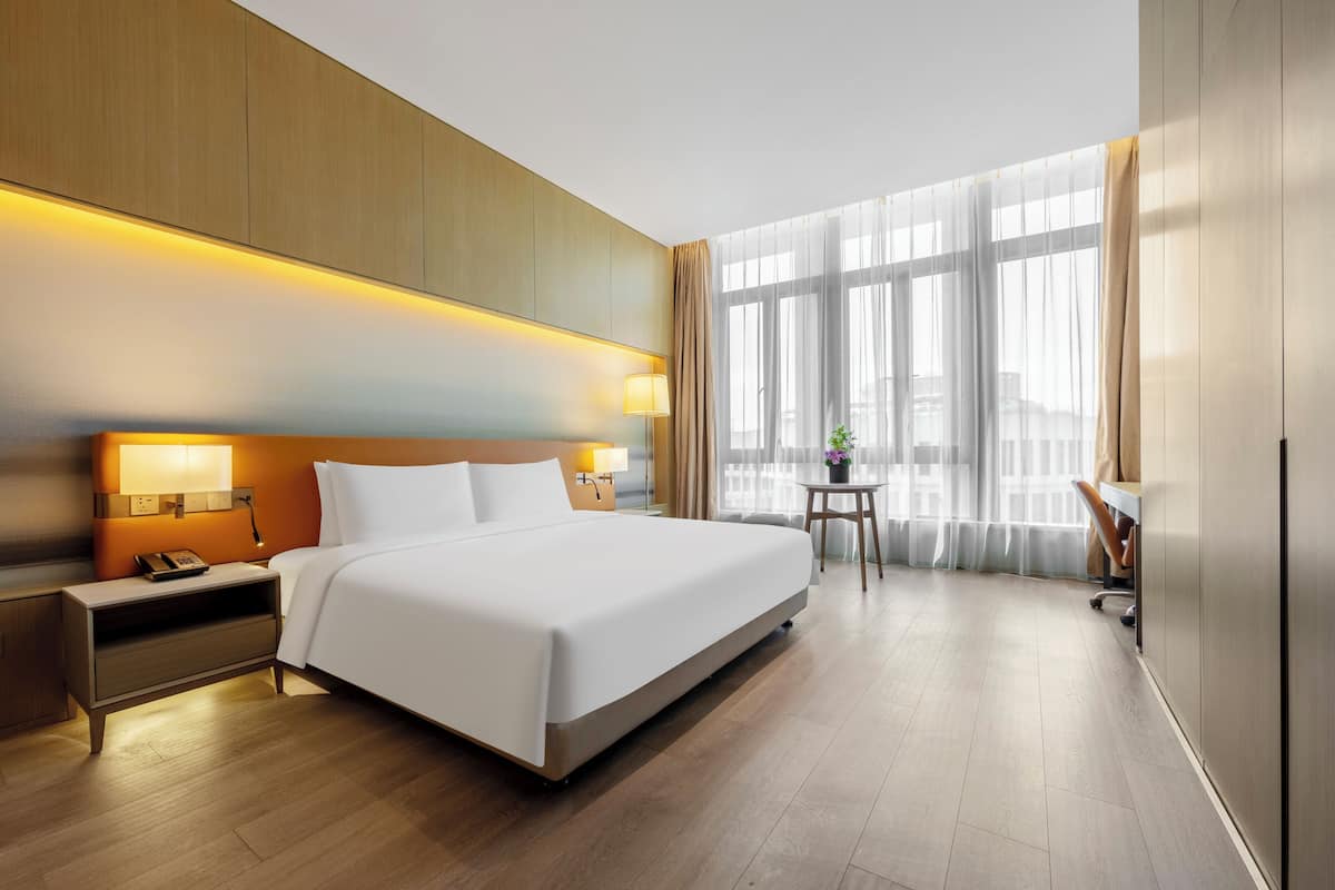 Cubrecamas y minibar con artículos gratuitos