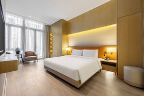 Suite sénior | Minibar con artículos gratuitos y cortinas opacas