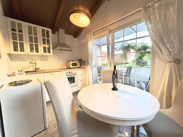Apartment, 1 Bedroom, Smoking, Balcony | Dining room