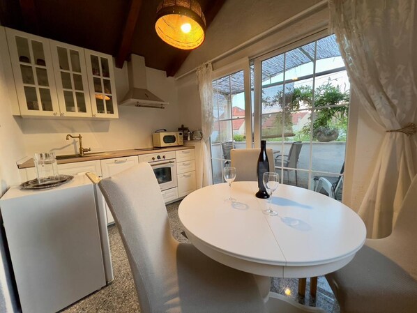 Apartment, 1 Bedroom, Smoking, Balcony | Dining room