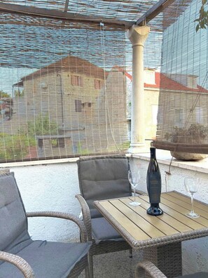 Apartamento, 1 quarto, para fumantes, sacada | Opções para refeição ao ar livre