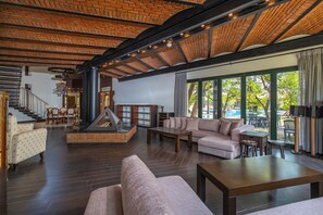 Coin salon dans le hall