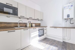 Refrigerador, microondas, horno y cafetera y tetera 