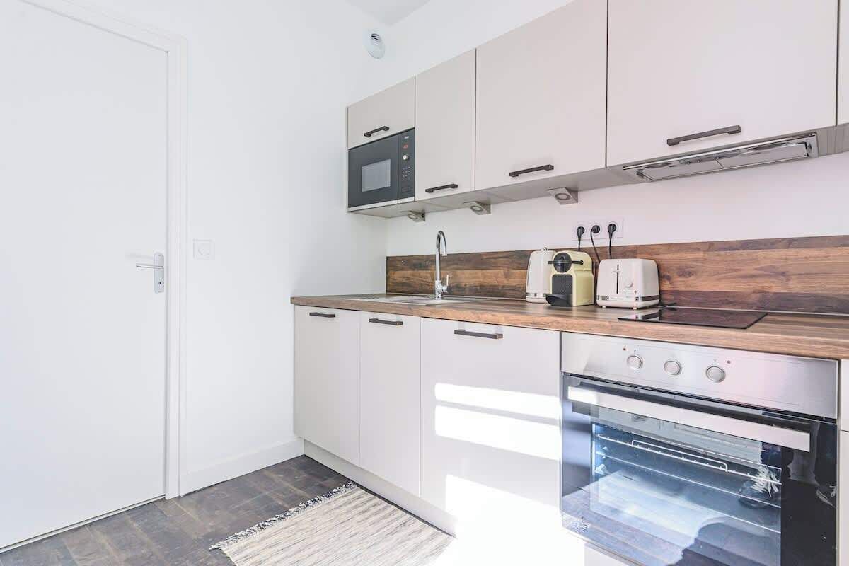 Wasserkocher mit Kaffee-/Teezubehör, Kühlschrank, Mikrowelle, Ofen