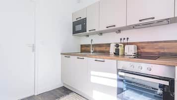 Wasserkocher mit Kaffee-/Teezubehör, Kühlschrank, Mikrowelle, Ofen