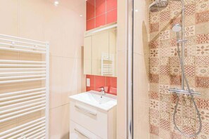 Shower, hair dryer, towels