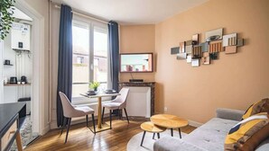 Living area - MM Suites Centre Bacquenois (Reims)