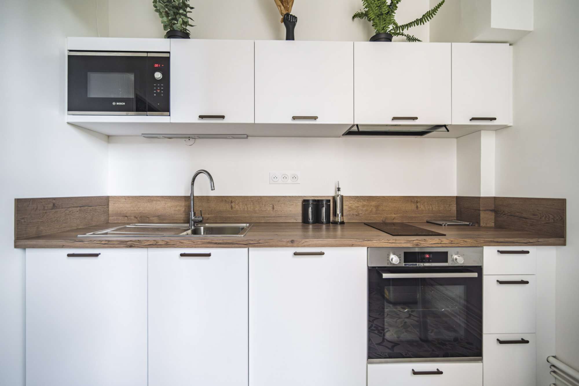 Een koelkast, een magnetron, een oven, een koffiezetapparaat/waterkoker