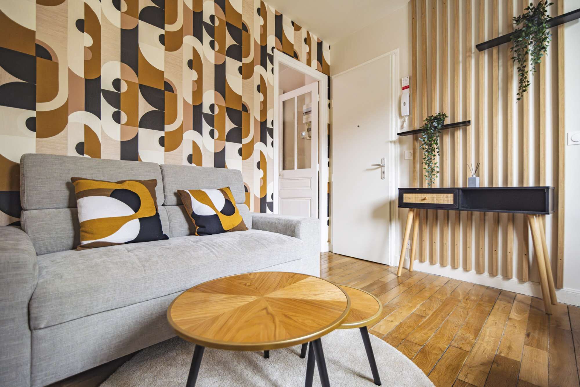 Een televisie en een muziekbibliotheek