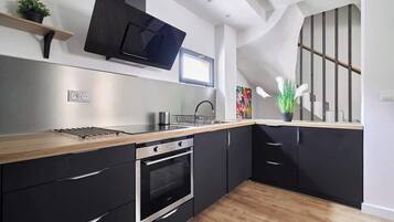 Coffee/tea maker, fridge, microwave, oven