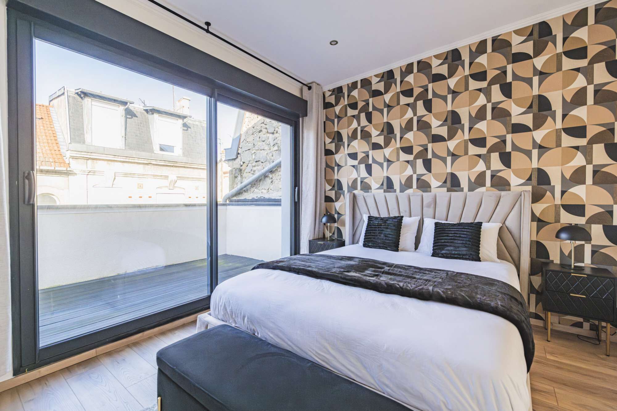 3 عدّة غرف نوم ومكتب وواي فاي وملاءات أسرّة