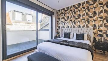 3 bedrooms, desk, WiFi, bed sheets