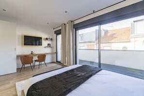 3 bedrooms, desk, WiFi, bed sheets