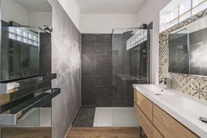 Dusche, Haartrockner, Handtücher