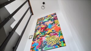 A staircase with a handrail and a wall-mounted artwork. - MM Suites Town House Terrasse (Reims)