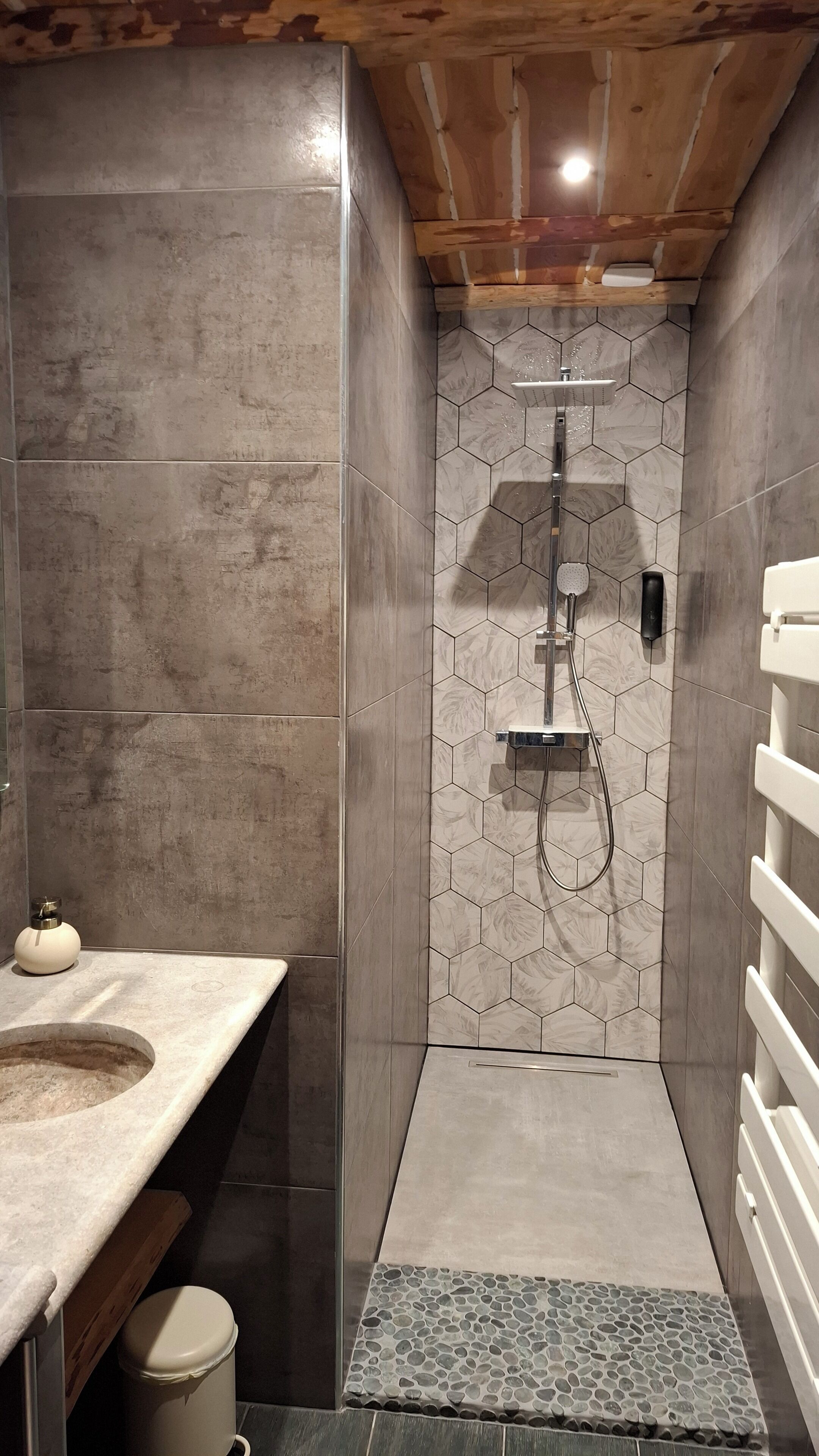 Un baño moderno con ducha, lavabo e inodoro.