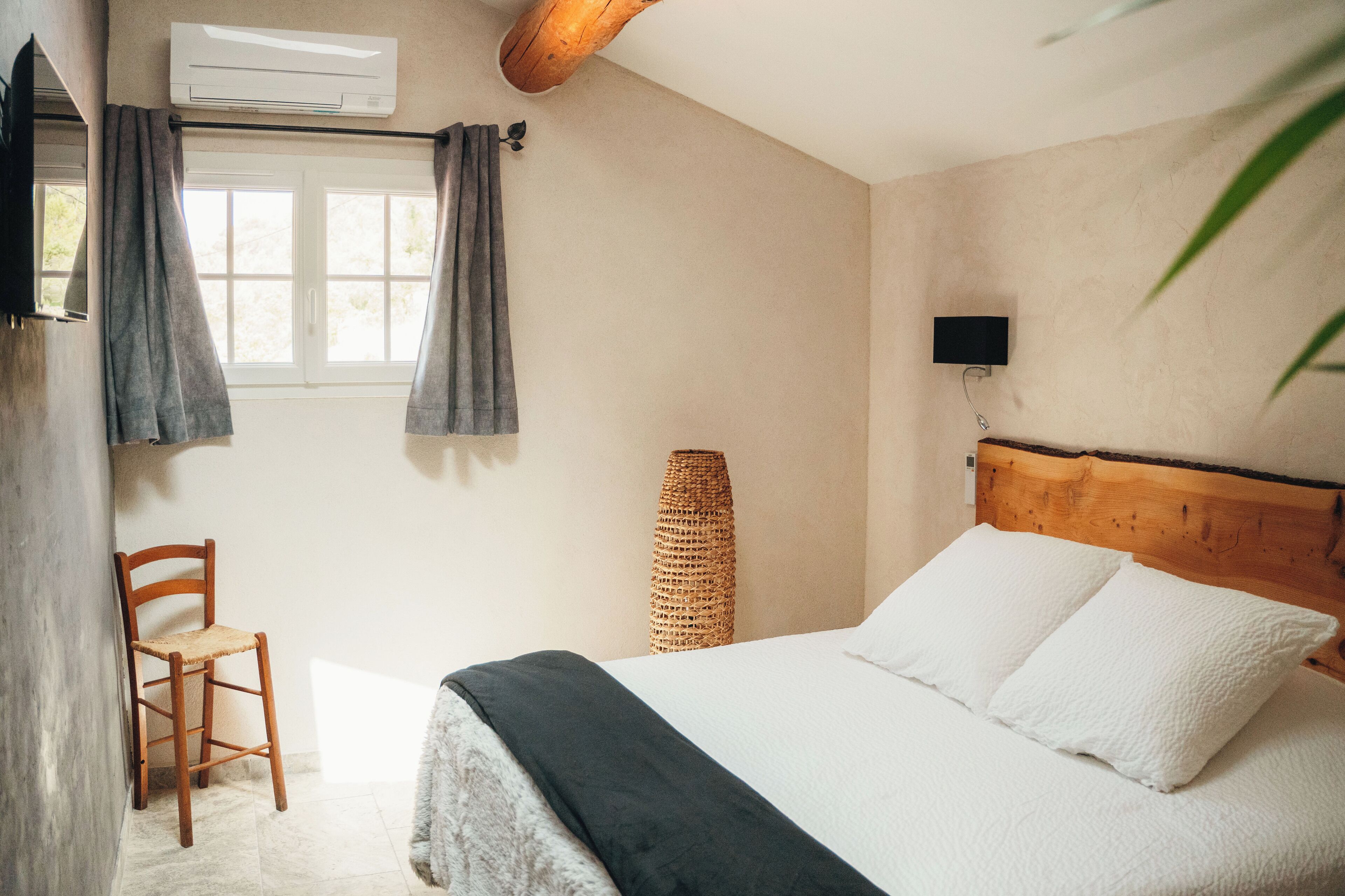 Safe på rommet, blendingsgardiner og strykejern/-brett