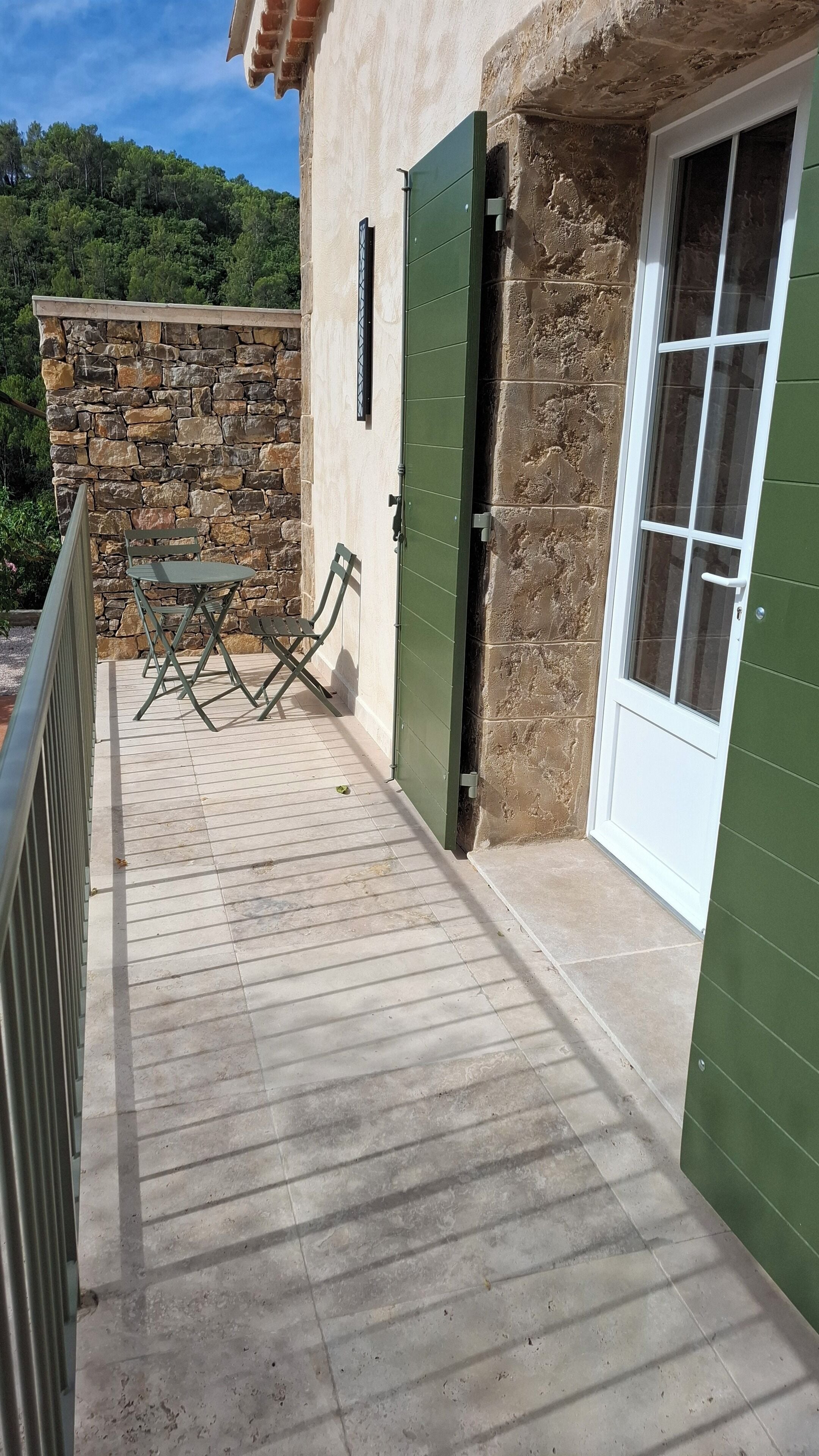 Rom – comfort, fjellutsikt | Safe på rommet, blendingsgardiner og strykejern/-brett