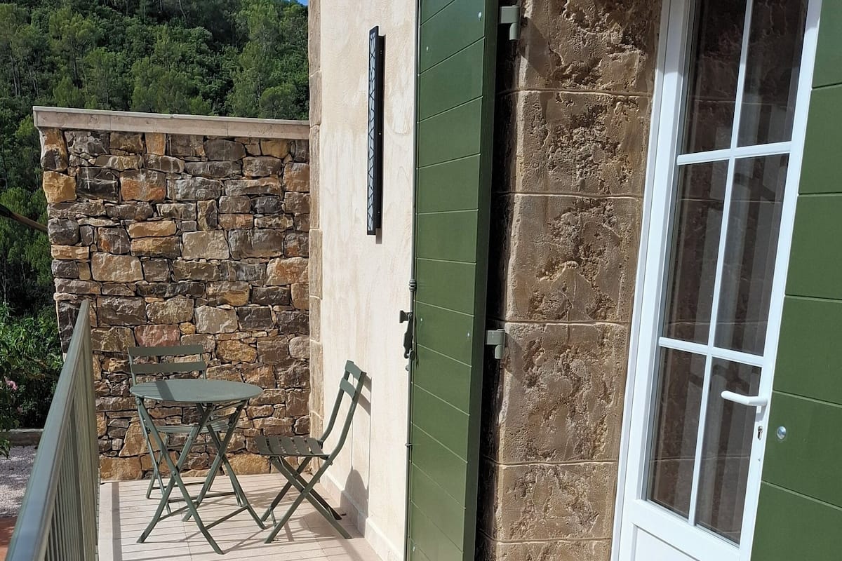 Comfort Room, Mountain View | In-room safe, blackout drapes, iron/ironing board, free WiFi