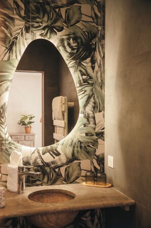 A bathroom with a large mirror, a sink, a towel rack, and a potted plant. - Le Domaine du Piaou (Le Val)