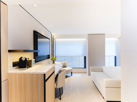 Caja de seguridad en la habitación y tabla de planchar con plancha 