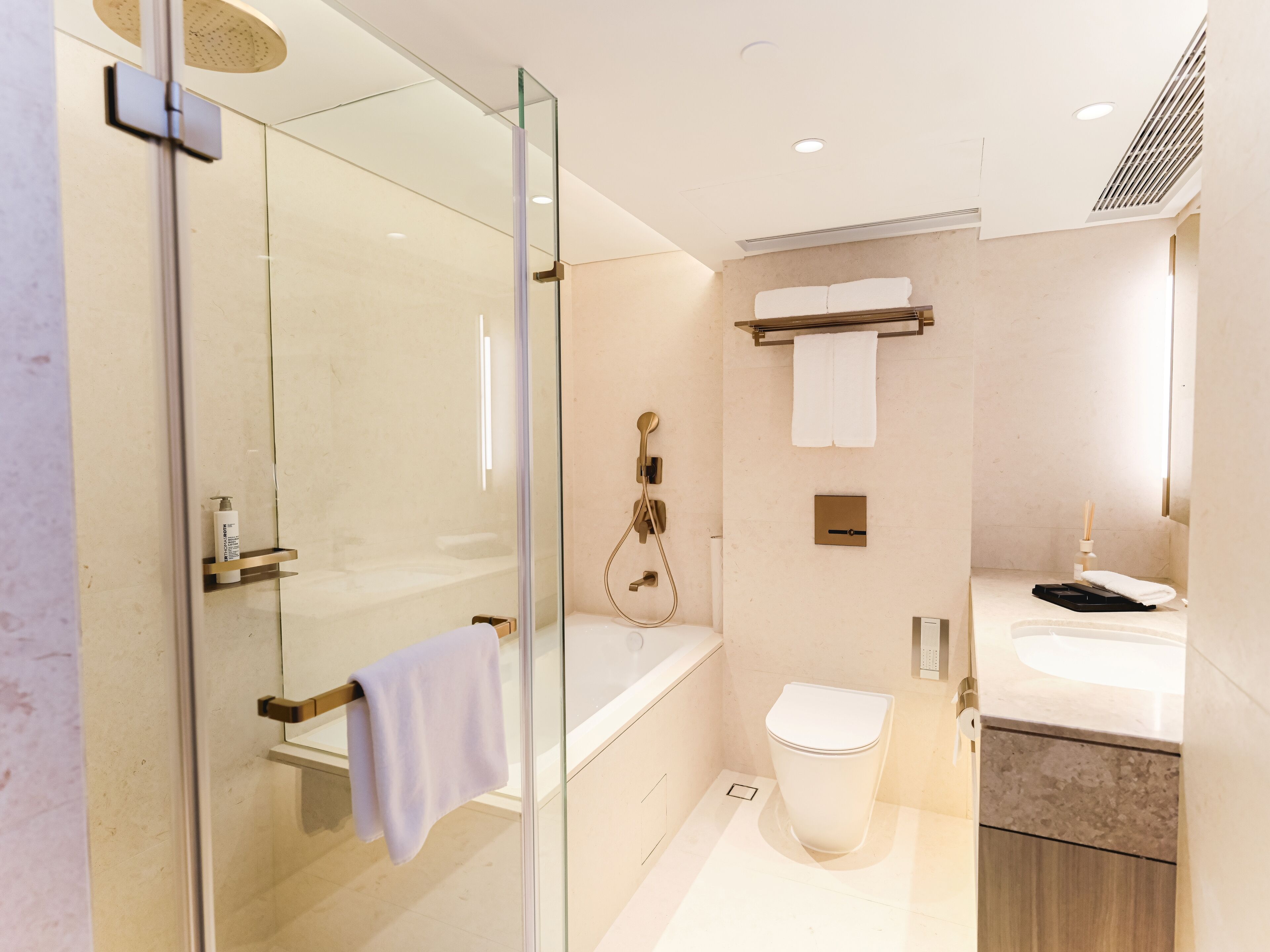 ห้องเอ็กเซกคิวทีฟ | ห้องน้ำ | ของใช้ในห้องน้ำฟรี, ไดร์เป่าผม, รองเท้าสวมภายในห้อง, ผ้าเช็ดตัว