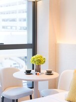 尊荣双床房 | 客房内保险箱、熨斗/熨板、免费 WiFi、床单