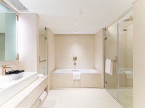 Suite | Bathroom | Free toiletries, hair dryer, slippers, towels