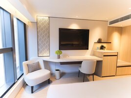 Caja de seguridad en la habitación y tabla de planchar con plancha